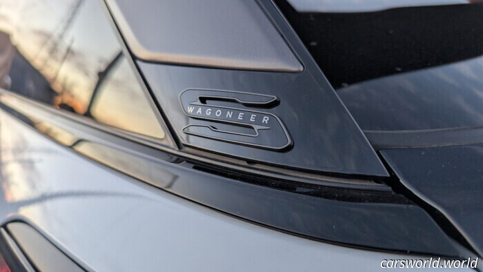 La Jeep Wagoneer S del 2026 è veloce, confortevole e porta lo stemma sbagliato | Recensione | Carscoops